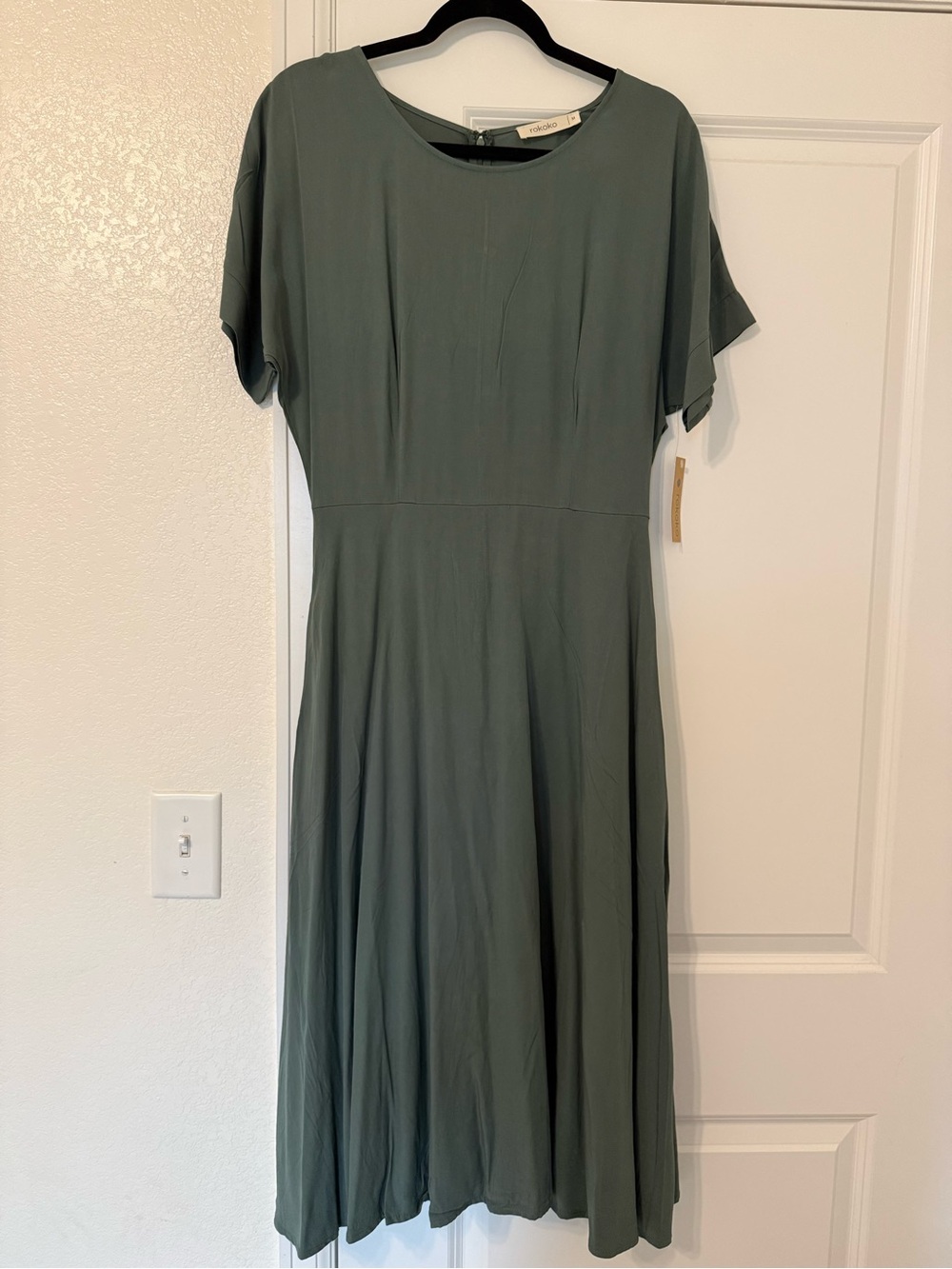 Relaxed Olive Midi Dress with Short Sleeves